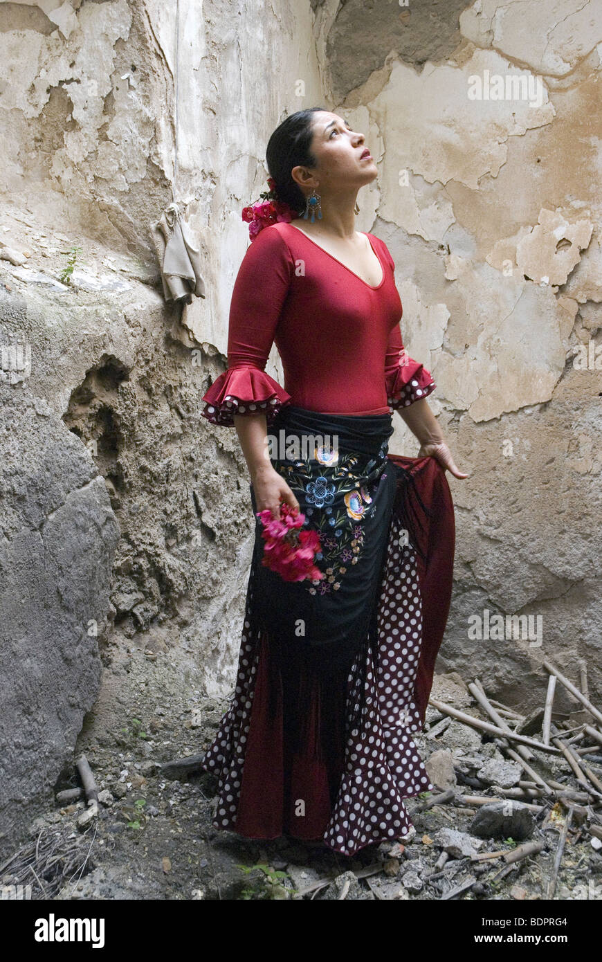 Eine Junge Spanierin Tragen Traditionelle Flamenco Kleid Stockfotografie Alamy