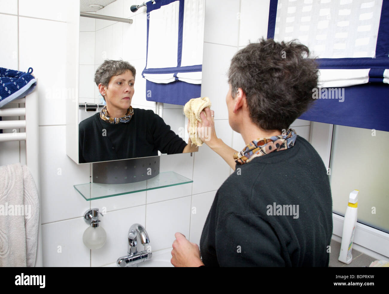 Hausfrau bei der Arbeit Stockfoto