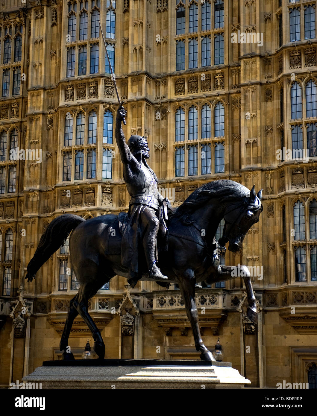 Die Statue des Richard Löwenherz in der Old Palace Yard außerhalb der Houses of Parliament in London Stockfoto