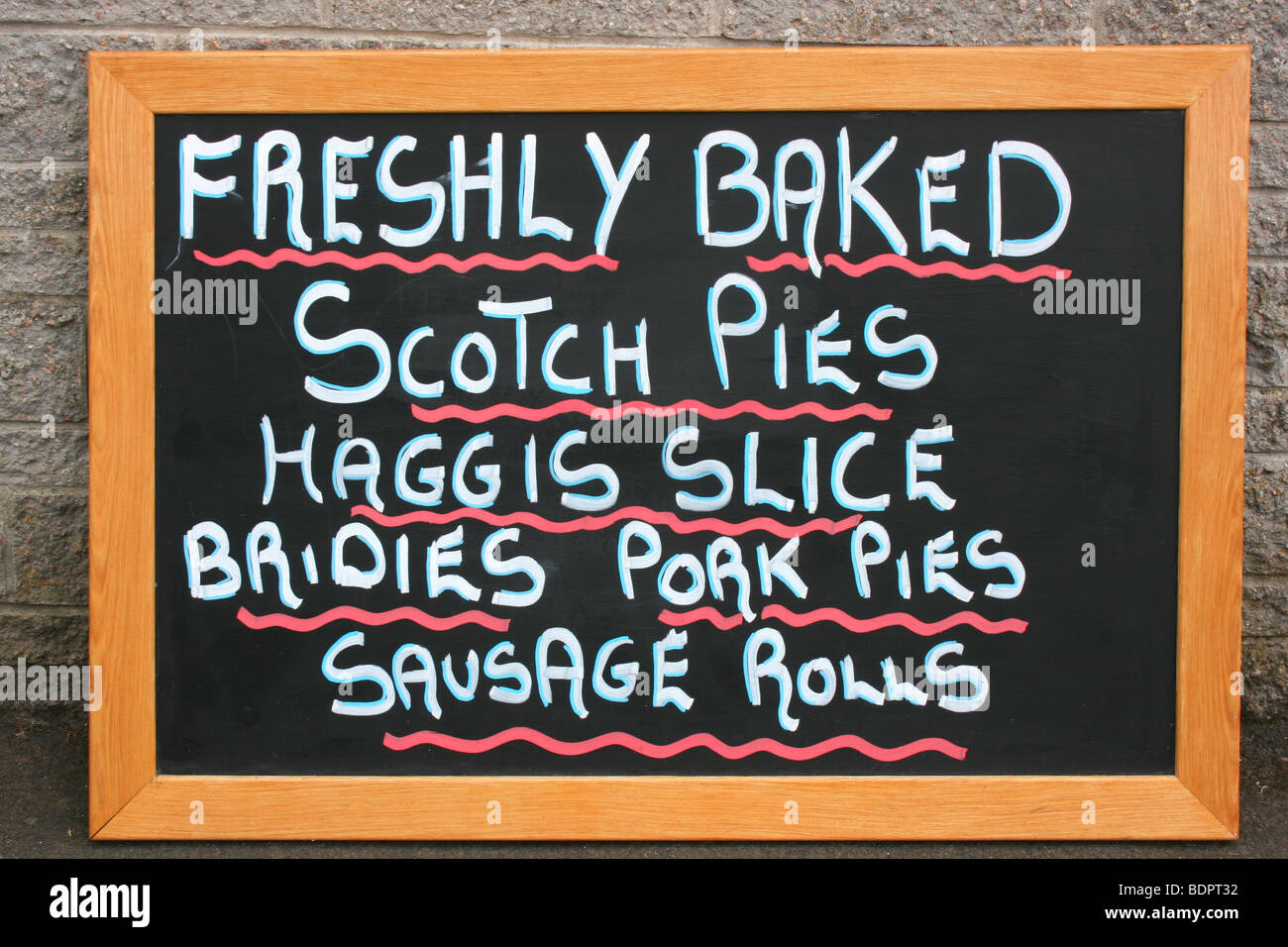 Zeichen für traditionelle schottische Küche außerhalb einer Bäckerei in Fort Augustus, Schottisches Hochland Stockfoto