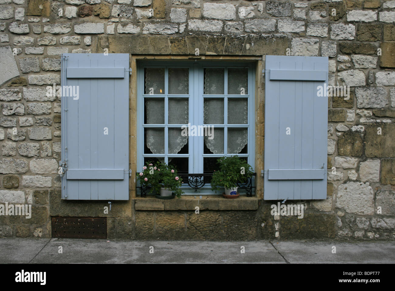 Typisch Französisch niedrige Fenster und Fensterläden Stockfoto