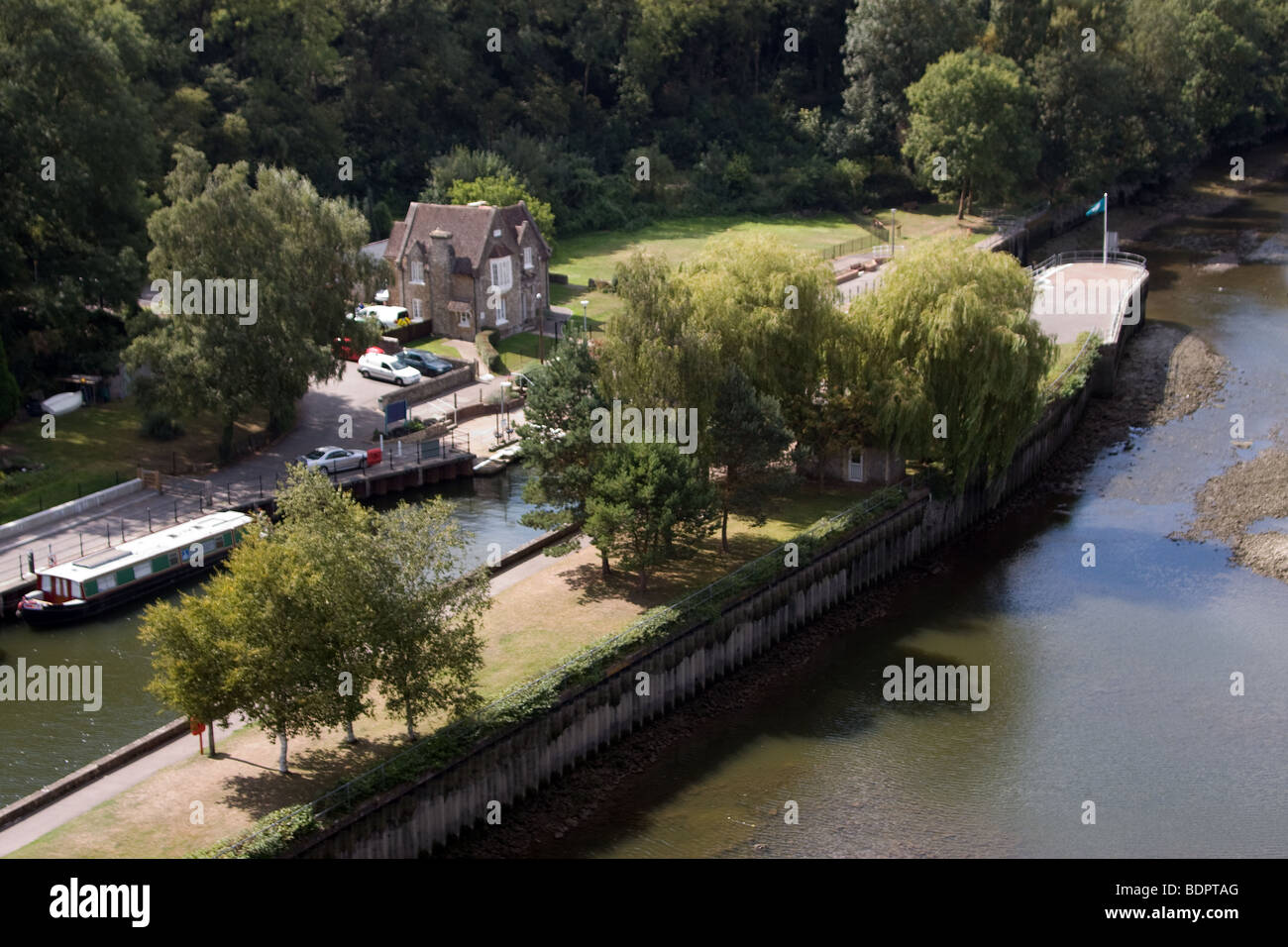 sonnigen Luftbild sperren Insel Fluss Medway Allington Maidstone Kent uk Europa Stockfoto