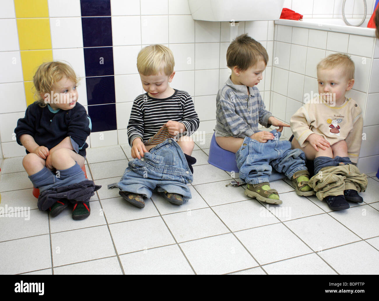 Kinder auf den Topf Stockfotografie - Alamy