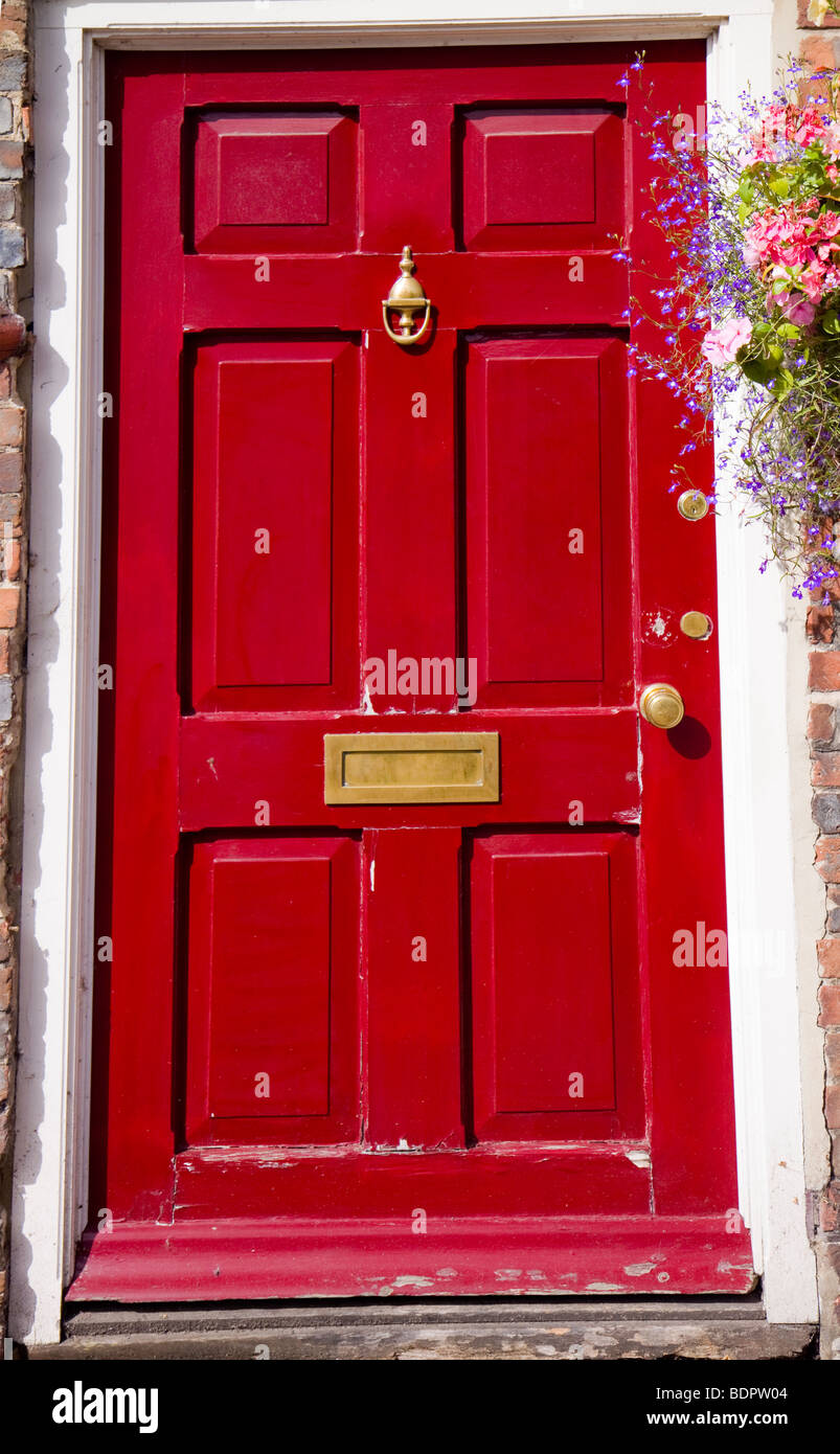Rote Tür Southwick Dorf Hampshire Stockfoto