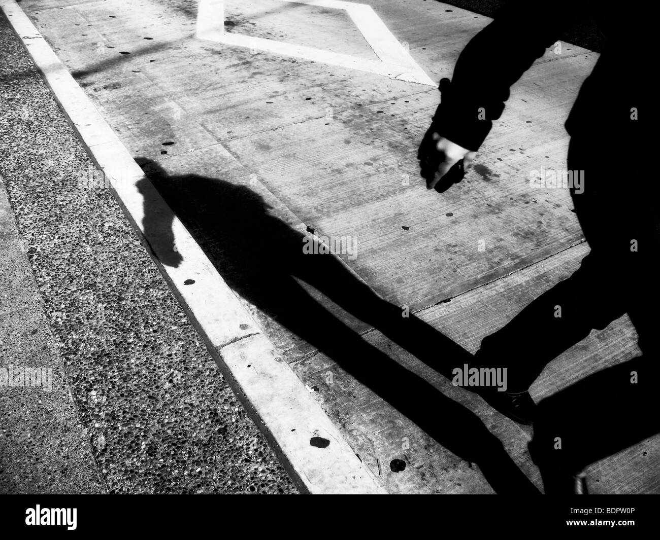 Eine Figur, die zu Fuß entlang einer Straße Stockfoto