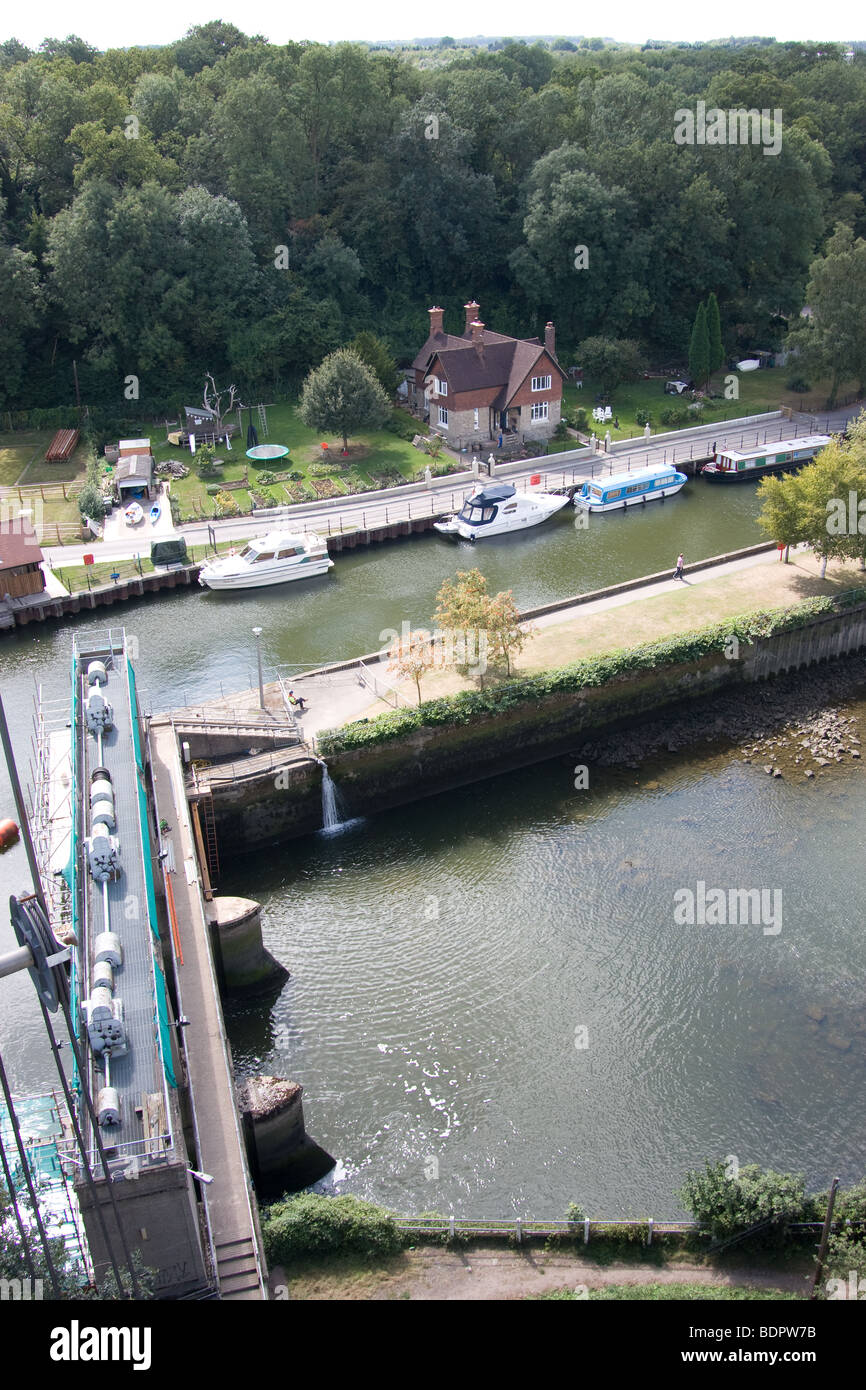 sonnigen Luftbild sperren Insel Fluss Medway Allington Maidstone Kent uk Europa Stockfoto