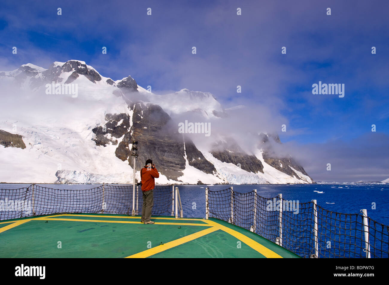 Passagiere auf Antarctic Dream in Lemaire-Kanal, Antarktis. Stockfoto