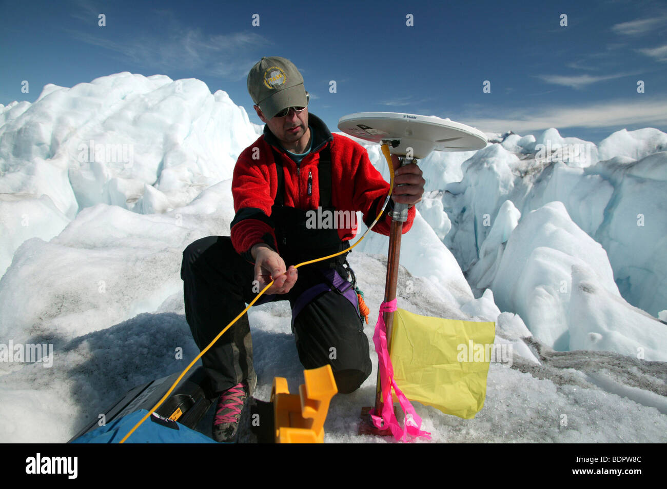 Glaziologe richtet Überwachungseinrichtungen auf der Fernbedienung Kangerdlussuaq Gletscher in Grönland Stockfoto