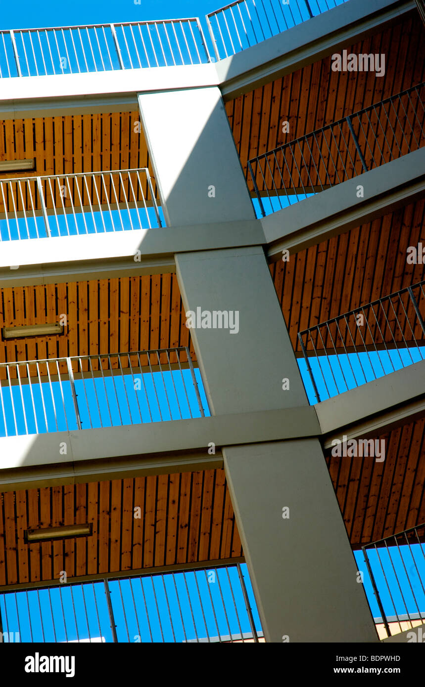 Hochhaus-Gang mit Wohnungen mit blauem Himmel Stockfoto
