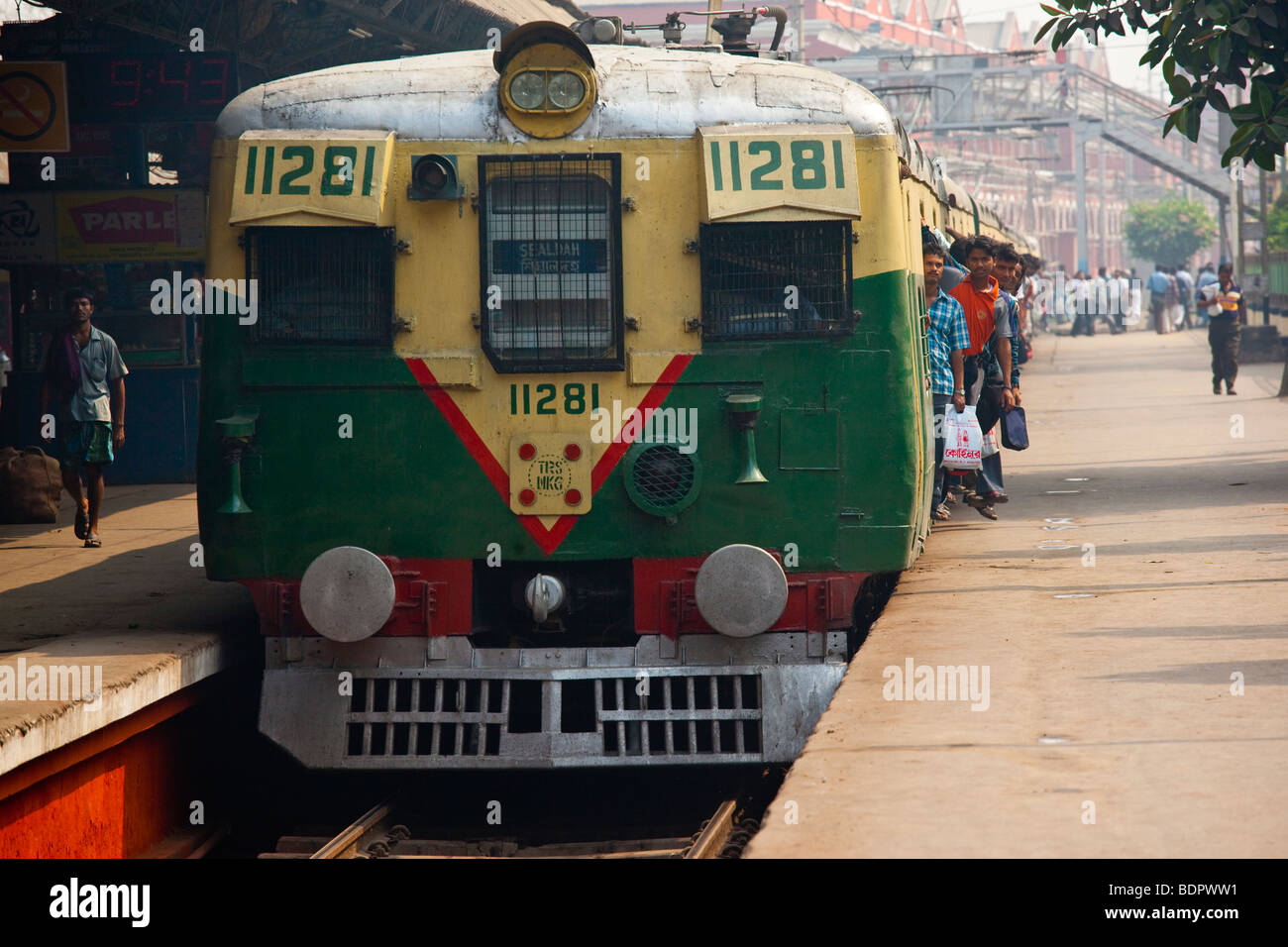 Menschen, die einen ankommenden Zug im Bahnhof Sealdah in Kalkutta Indien aussteigen Stockfoto