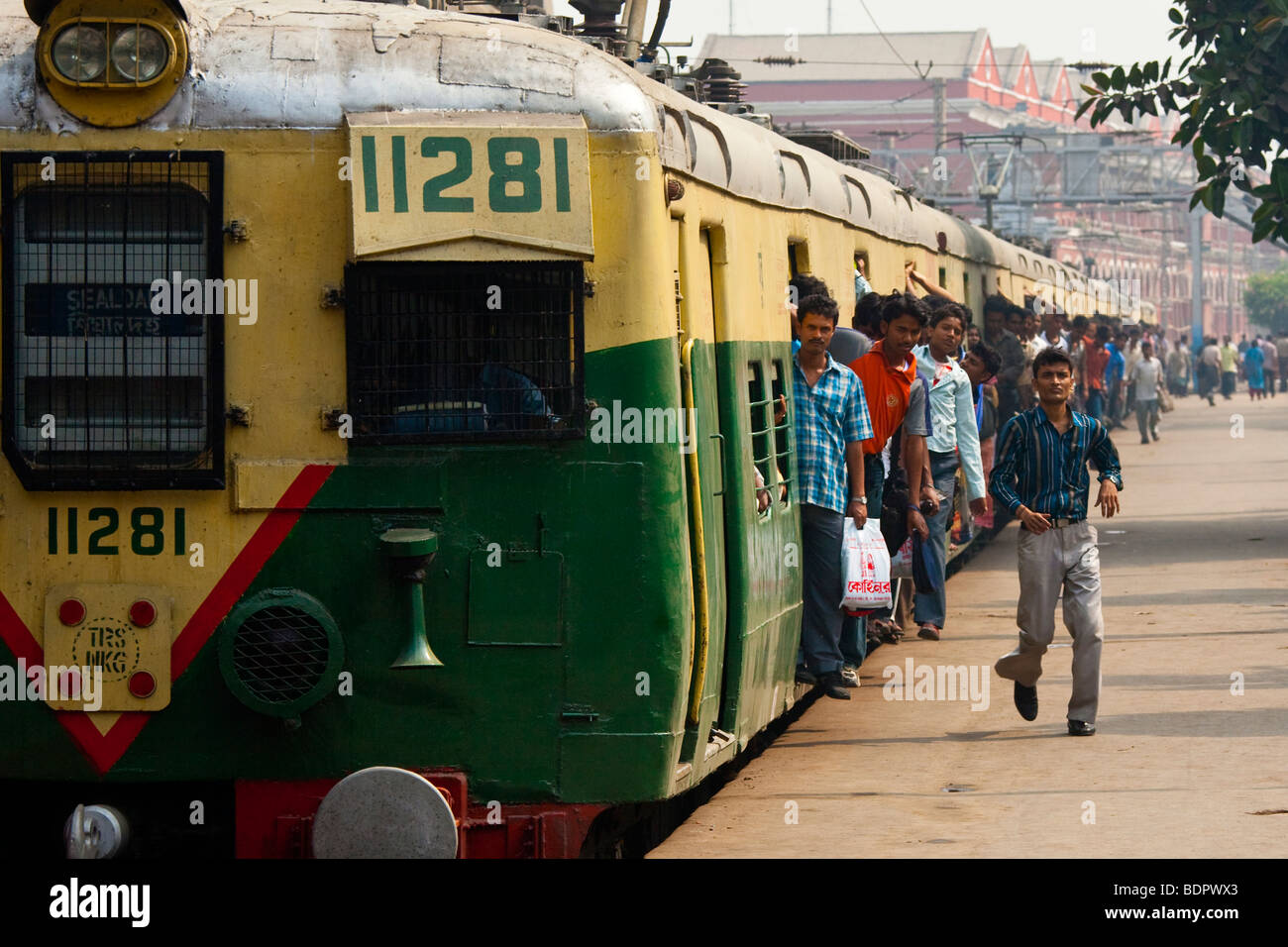 Menschen, die einen ankommenden Zug im Bahnhof Sealdah in Kalkutta Indien aussteigen Stockfoto
