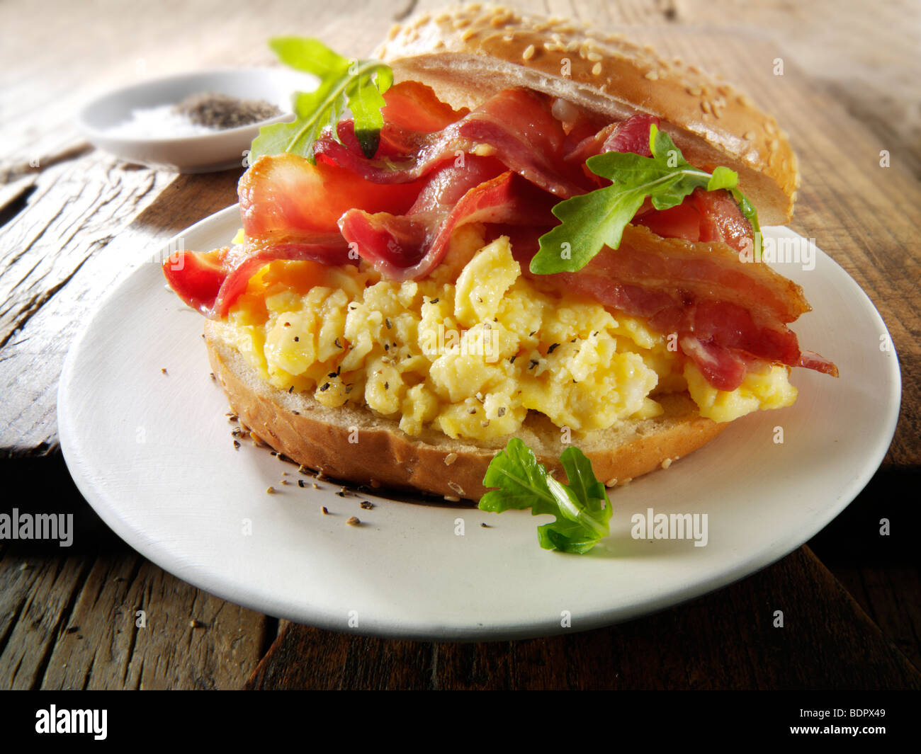 Knusprige aus- und Rührei auf einen bagel Stockfoto