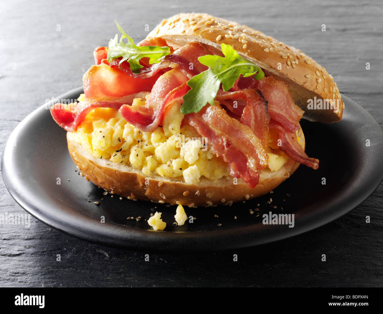 Knusprige aus- und Rührei auf einen bagel Stockfoto