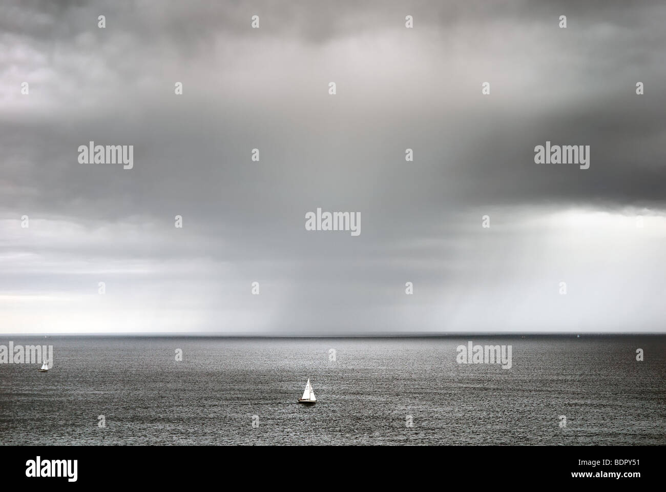 Küste von Dorset Yachten nähert sich Sturm auf dem Meer mit Stockfoto