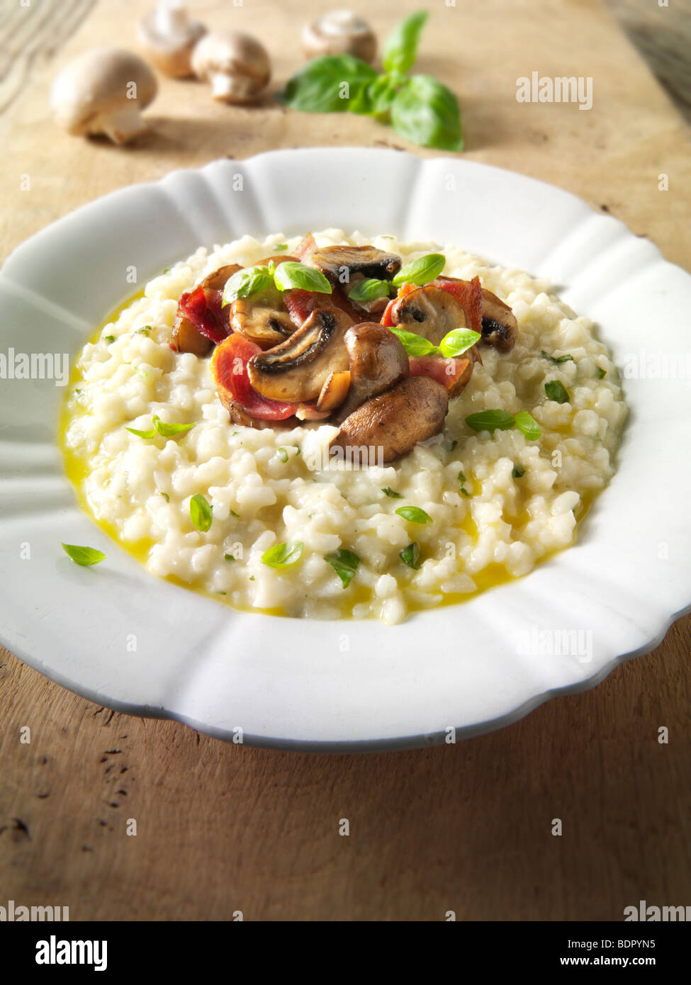 Klassische Risotto mit wilden Steinpilzen und Speck Stockfoto