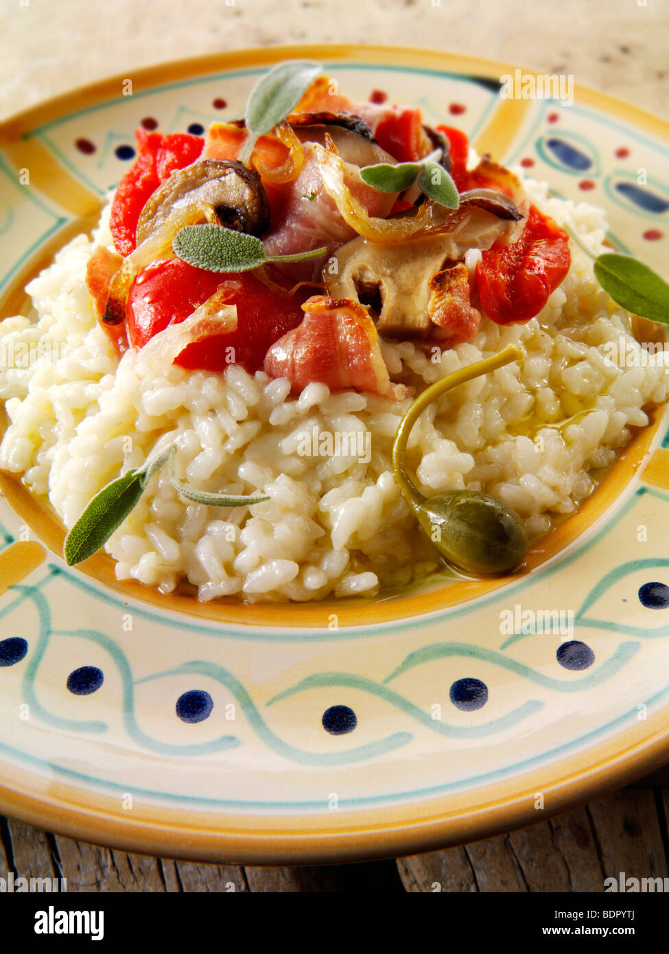 Klassische Risotto mit gebratenen Paprika, Gemüse und Speck Stockfoto