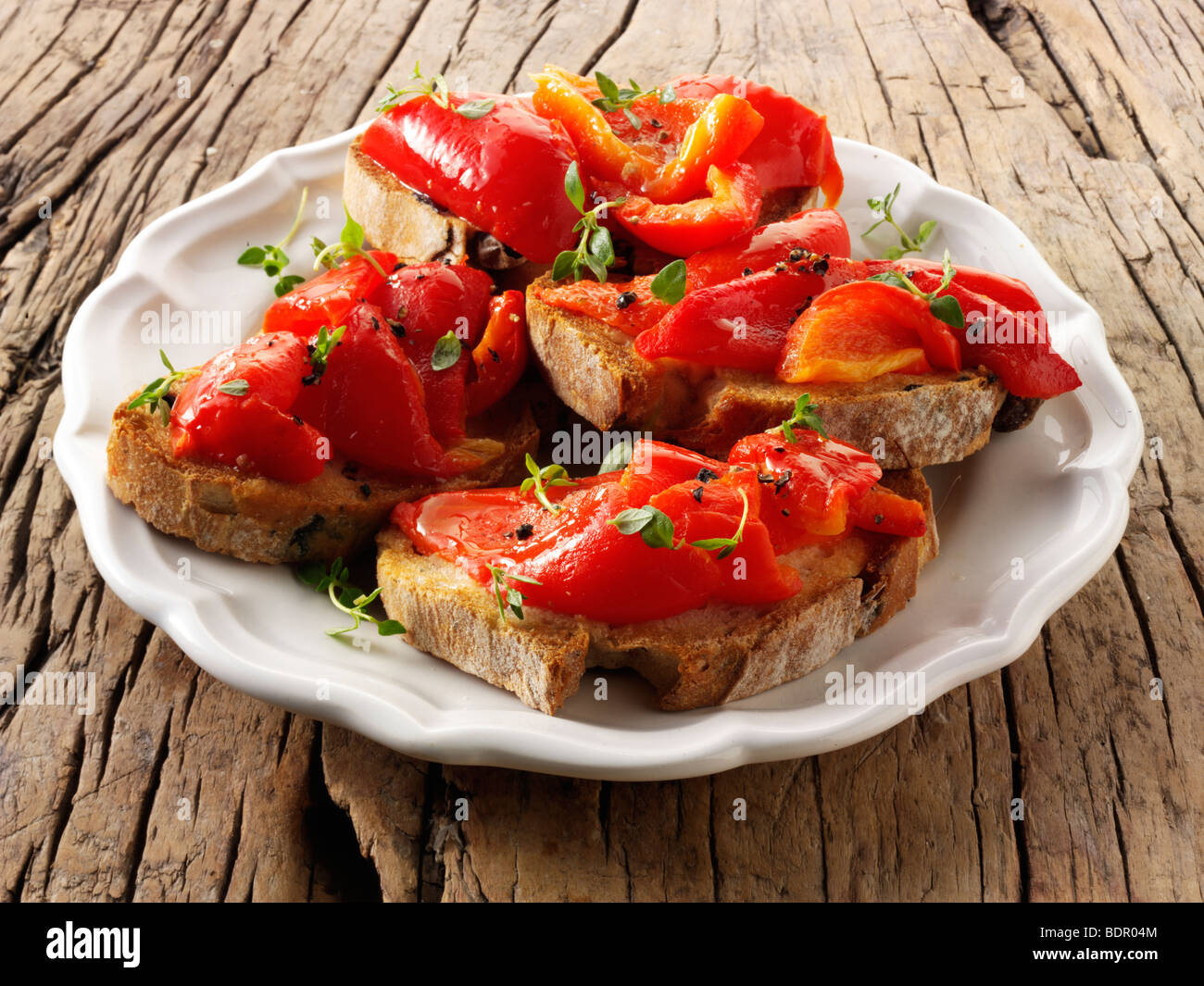 Gebratene rote paprika bruschetta -Fotos und -Bildmaterial in hoher ...