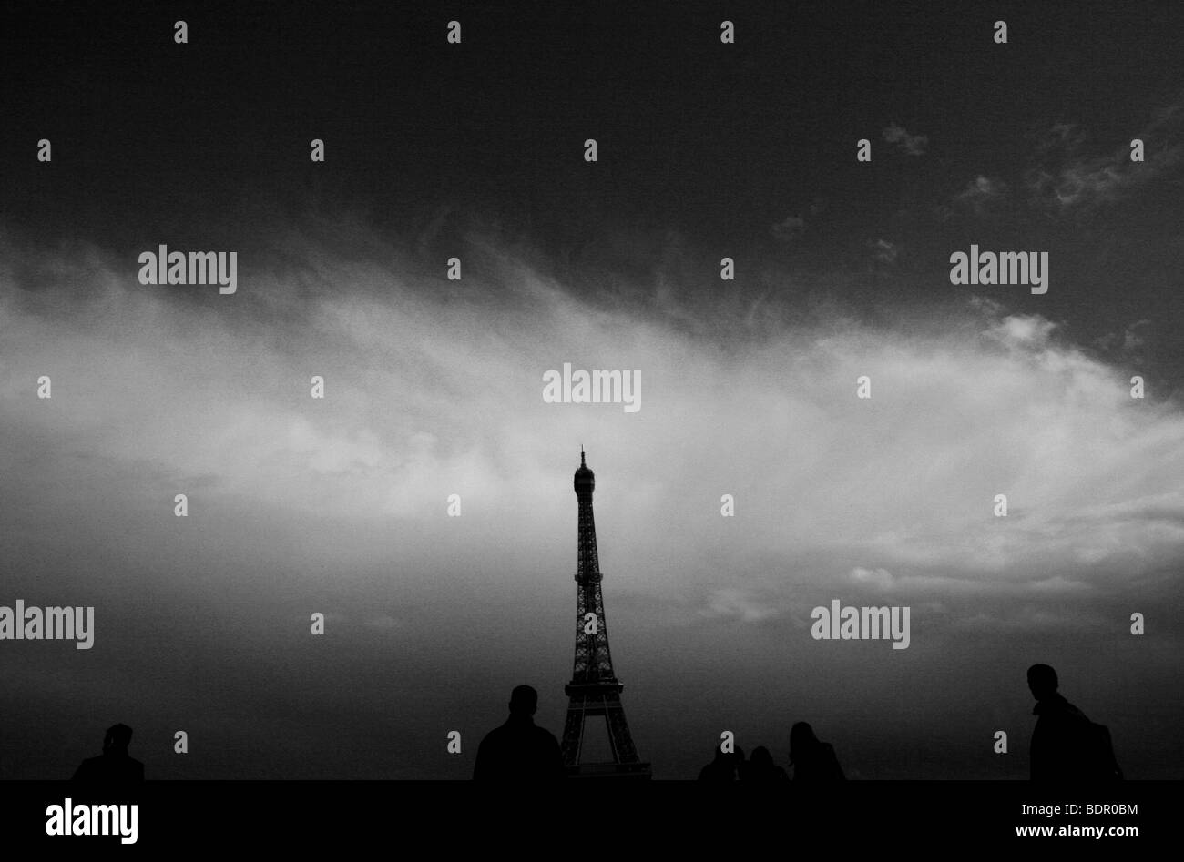 Der Eiffelturm und Touristen Silhouette gegen den Himmel gesehen aus dem Trocadero. Stockfoto