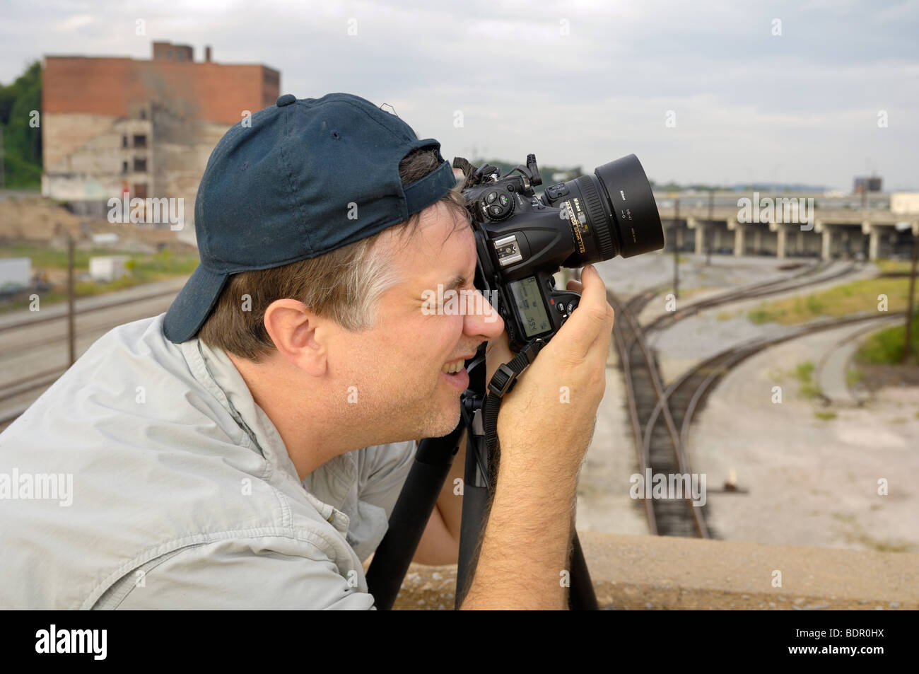 Professioneller Fotograf fängt ein interessantes Thema von einer Brücke.  Foto von Darrell Young. Stockfoto