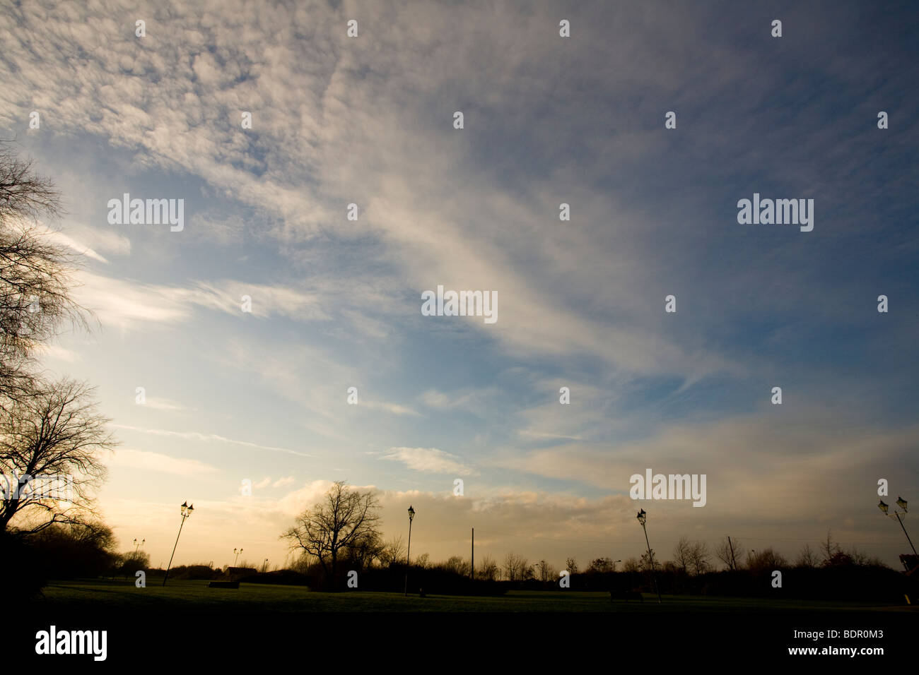Ein Winter-Abend sky kurz vor Einbruch der Dunkelheit in England. Stockfoto Ein Winter-Abend sky kurz vor Einbruch der Dunkelheit in England. Stockfoto