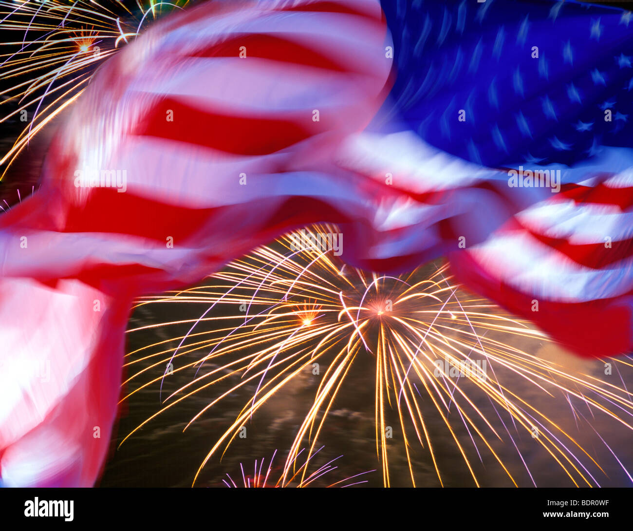 Amerikanische Flagge mit Feuerwerk winken Stockfoto