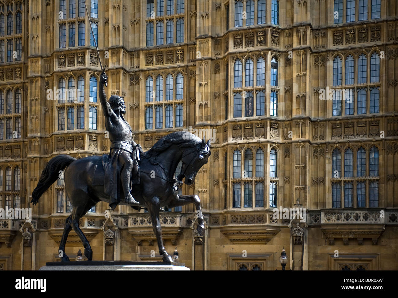 Die Statue von Richard Löwenherz, die vor den Houses of Parliament in London steht. Stockfoto