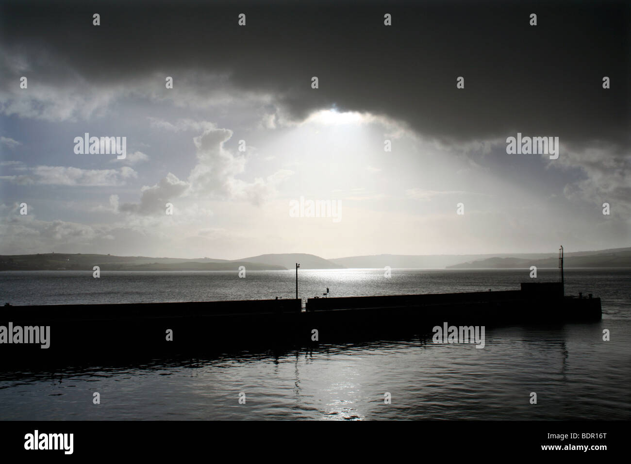 Brechen Sie im Sturm, Sonnenlicht streaming durch dunkle Wolken über Cornish-Mündung am Hafen von Padstow Stockfoto