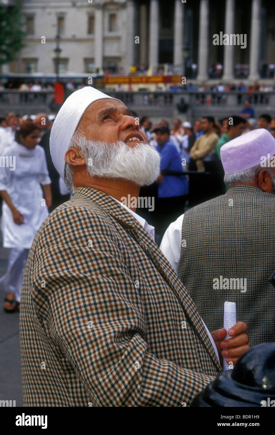 Pakistani-English Mann, politischer Protest, Demonstrant, Protestmarsch, PPP-politische Kundgebung, politische Kundgebung, Trafalgar Square, London, England Stockfoto