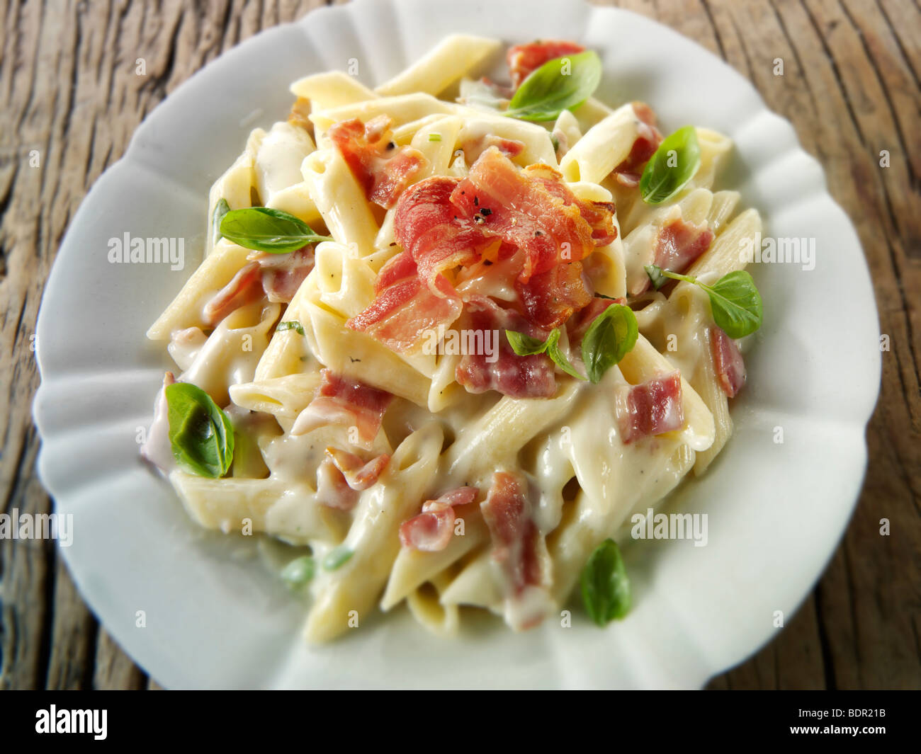 Penne-Nudeln mit Sauce unverschmutzten Stockfoto