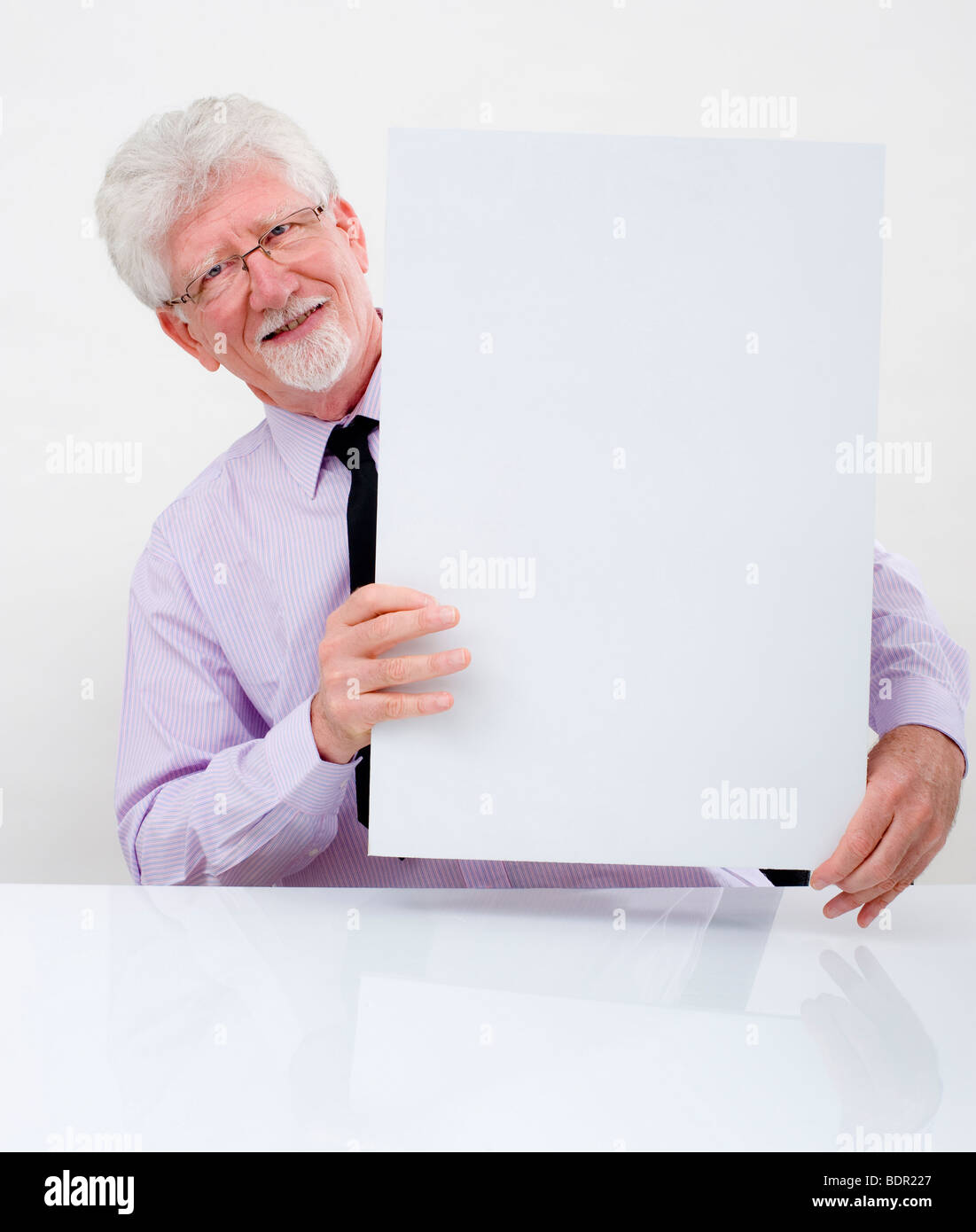 leitenden Geschäftsmann mit einem leeren Schild über weiß Stockfoto