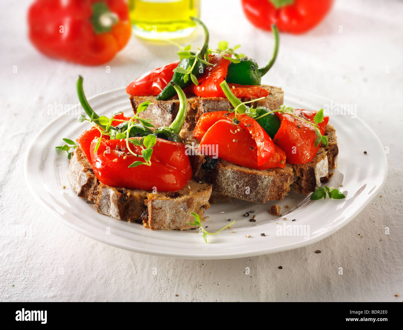 Gebratene rote paprika bruschetta -Fotos und -Bildmaterial in hoher ...