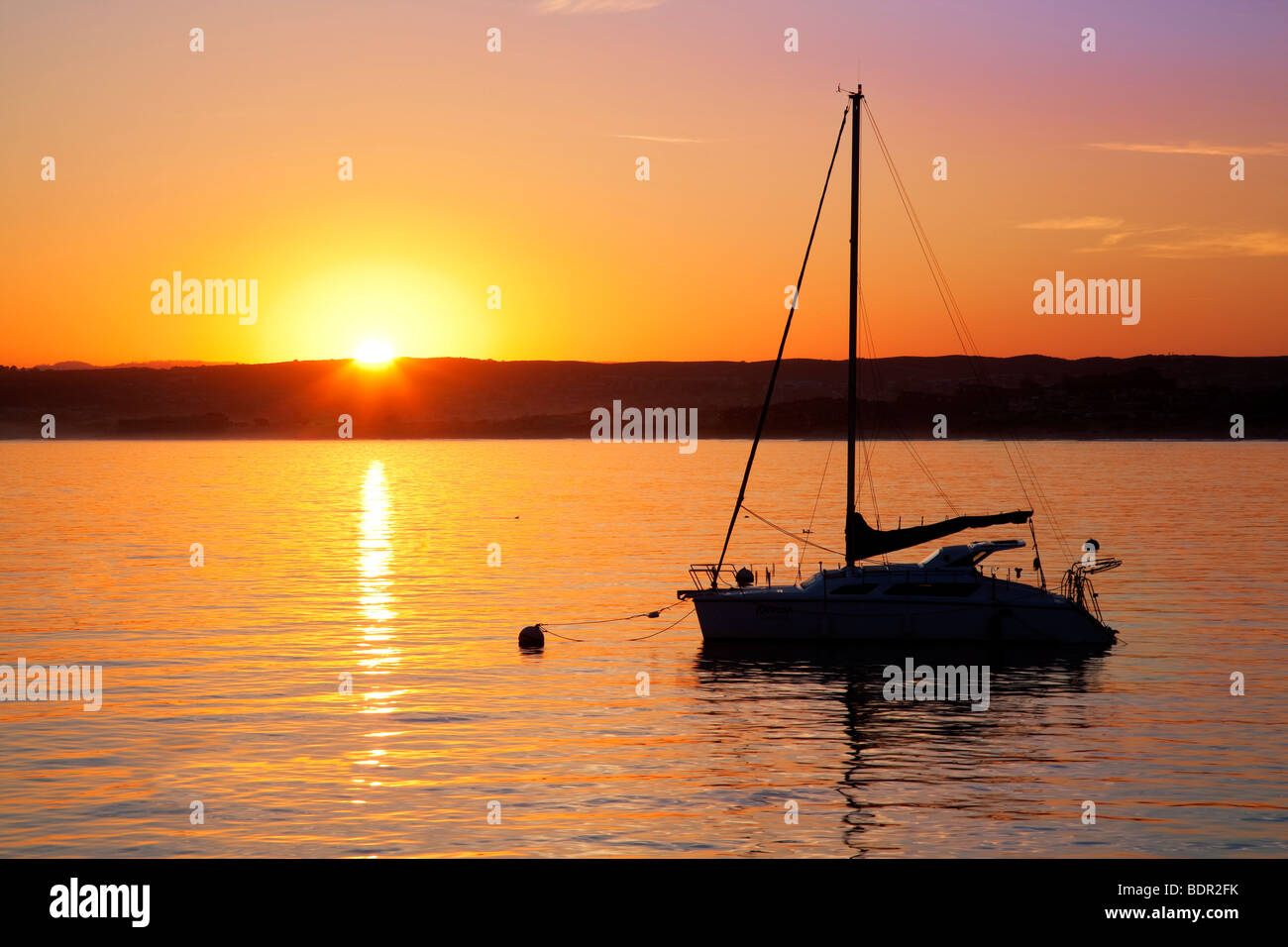 Sunrise und Segelboot. Monterey Bay, Caliifornia Stockfoto