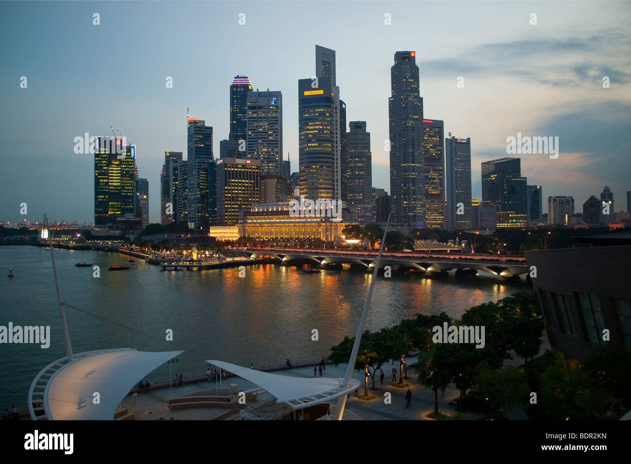 Singapur, Abend Blick auf die Skyline von Singapur und die Esplanade Brücke Stockfoto