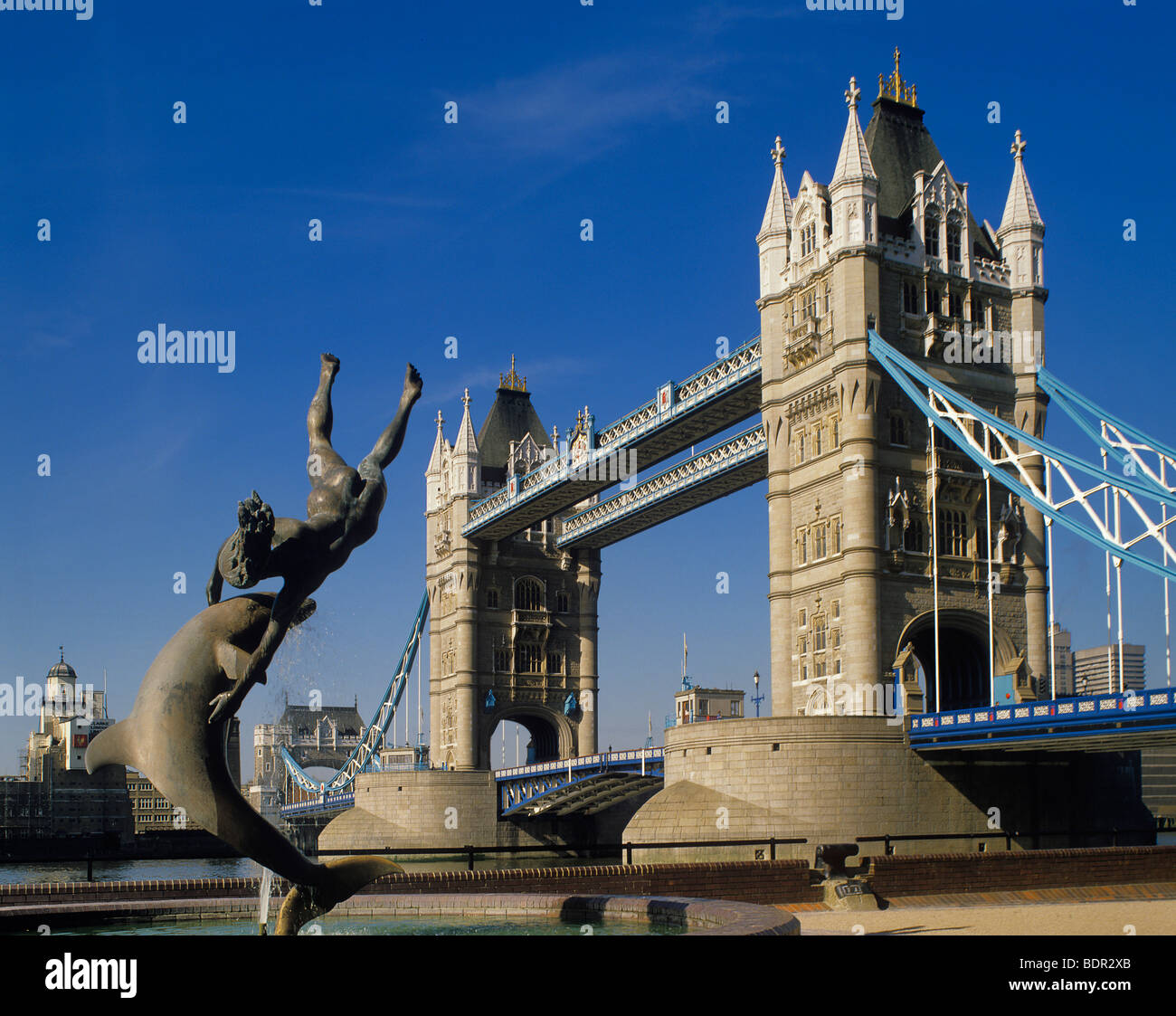 Großbritannien, London, Mädchen mit einem Delfin-Brunnen-Skulptur von David Wynne an der Tower Bridge Stockfoto