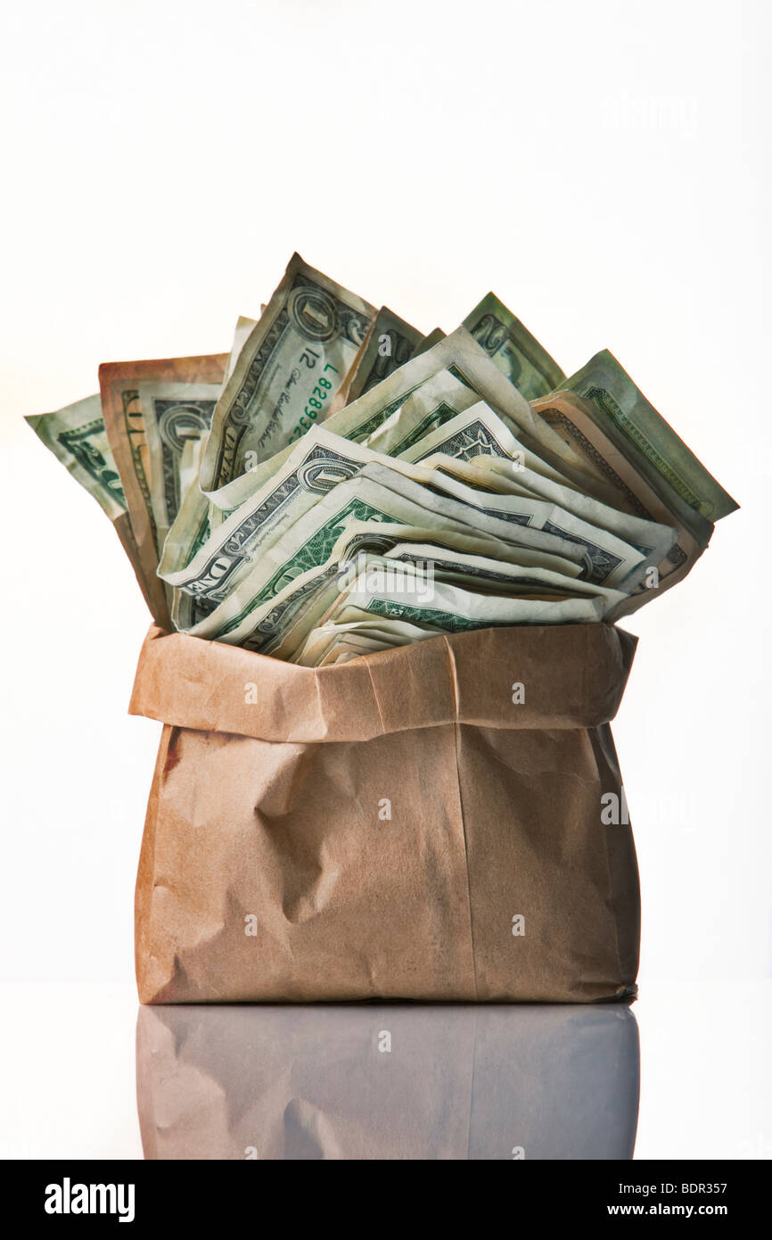 Beutel mit Geld auf weißem Hintergrund Stockfoto
