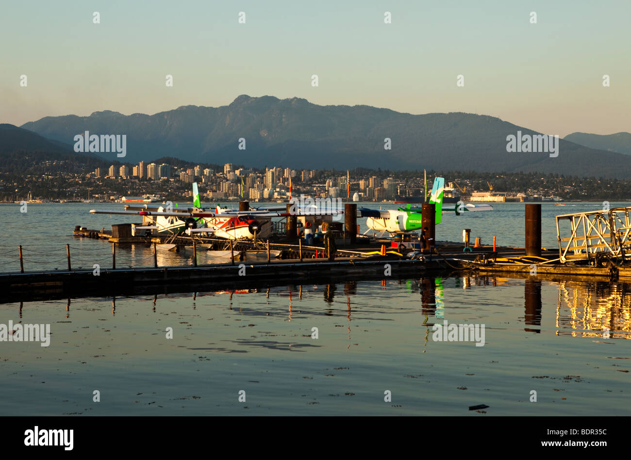Abend, Burrard Inlet, Waterplanes, North Vancouver, Vancouver, Britisch-Kolumbien, Kanada Stockfoto Abend, Burrard Inlet, Waterplanes, North Vancouver, Vancouver, Britisch-Kolumbien, Kanada Stockfoto
