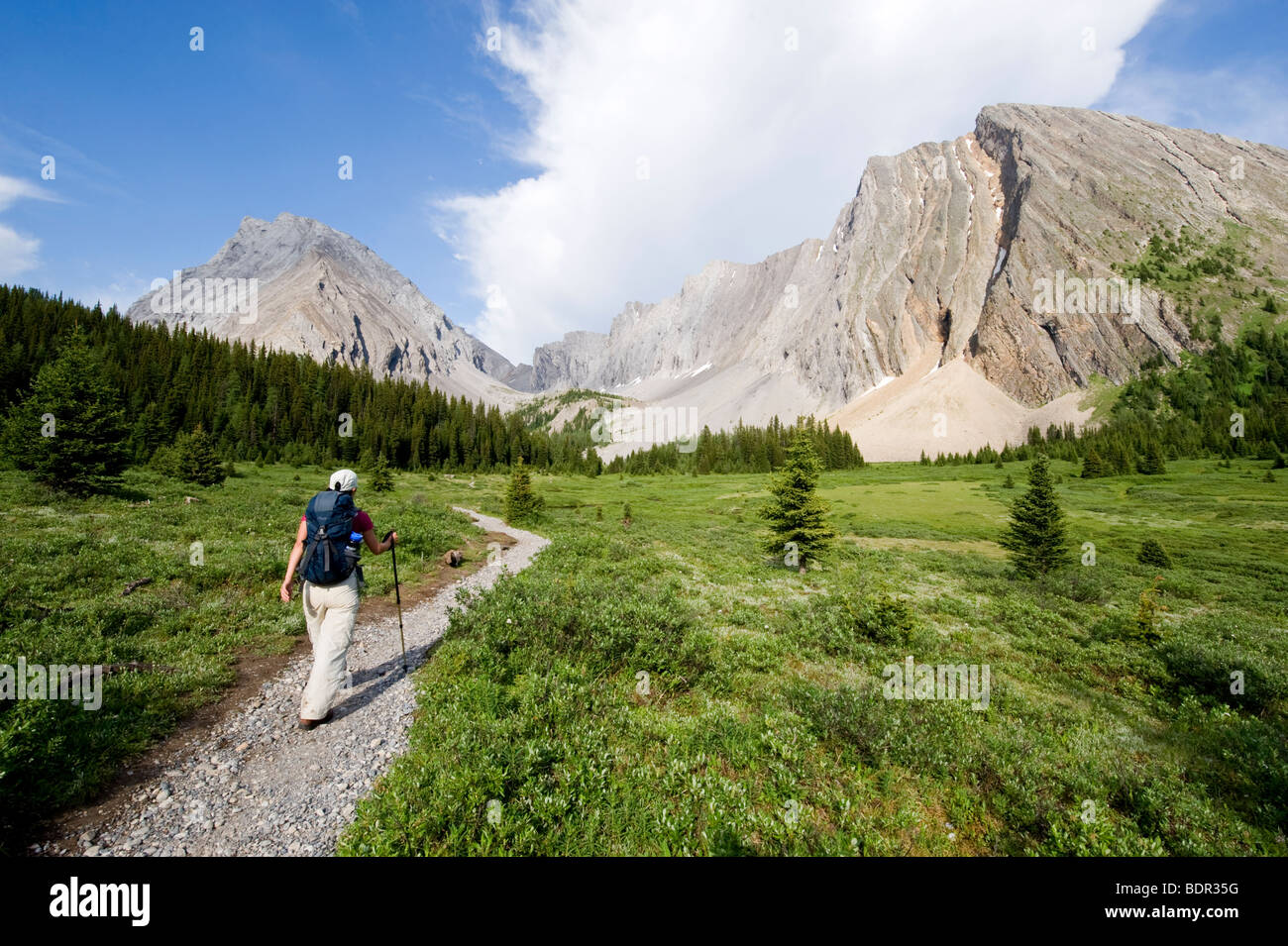 Wanderer auf dem Weg zur kanadischen Rockies, Chester Lake, Alberta, Kanada Stockfoto