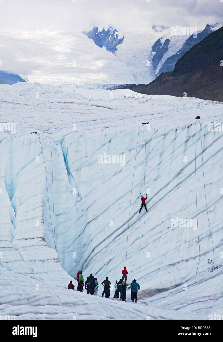 Kennicott, Alaska - ein Eisklettern Klasse auf dem Root-Gletscher im Wrangell-St.-Elias-Nationalpark. Stockfoto