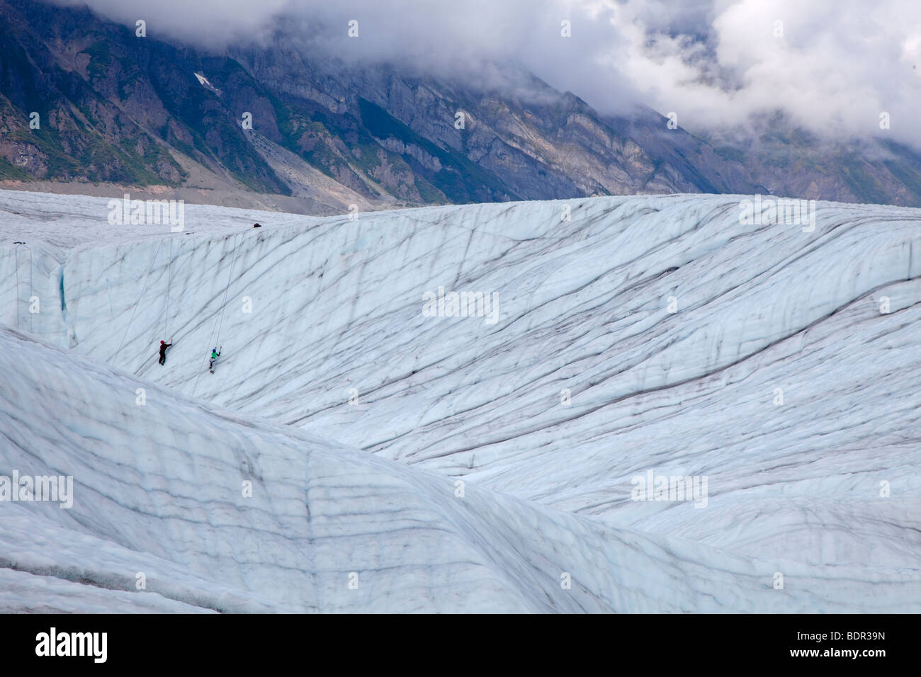 Kennicott, Alaska - Eiskletterer auf dem Root-Gletscher im Wrangell-St.-Elias-Nationalpark. Stockfoto