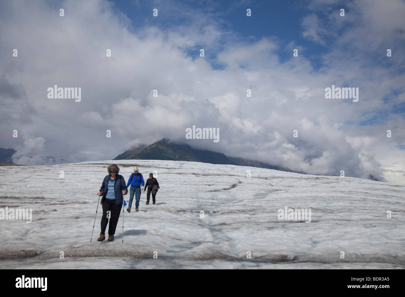 Kennicott, Alaska - Wanderer auf dem Root-Gletscher im Wrangell-St.-Elias-Nationalpark. Stockfoto