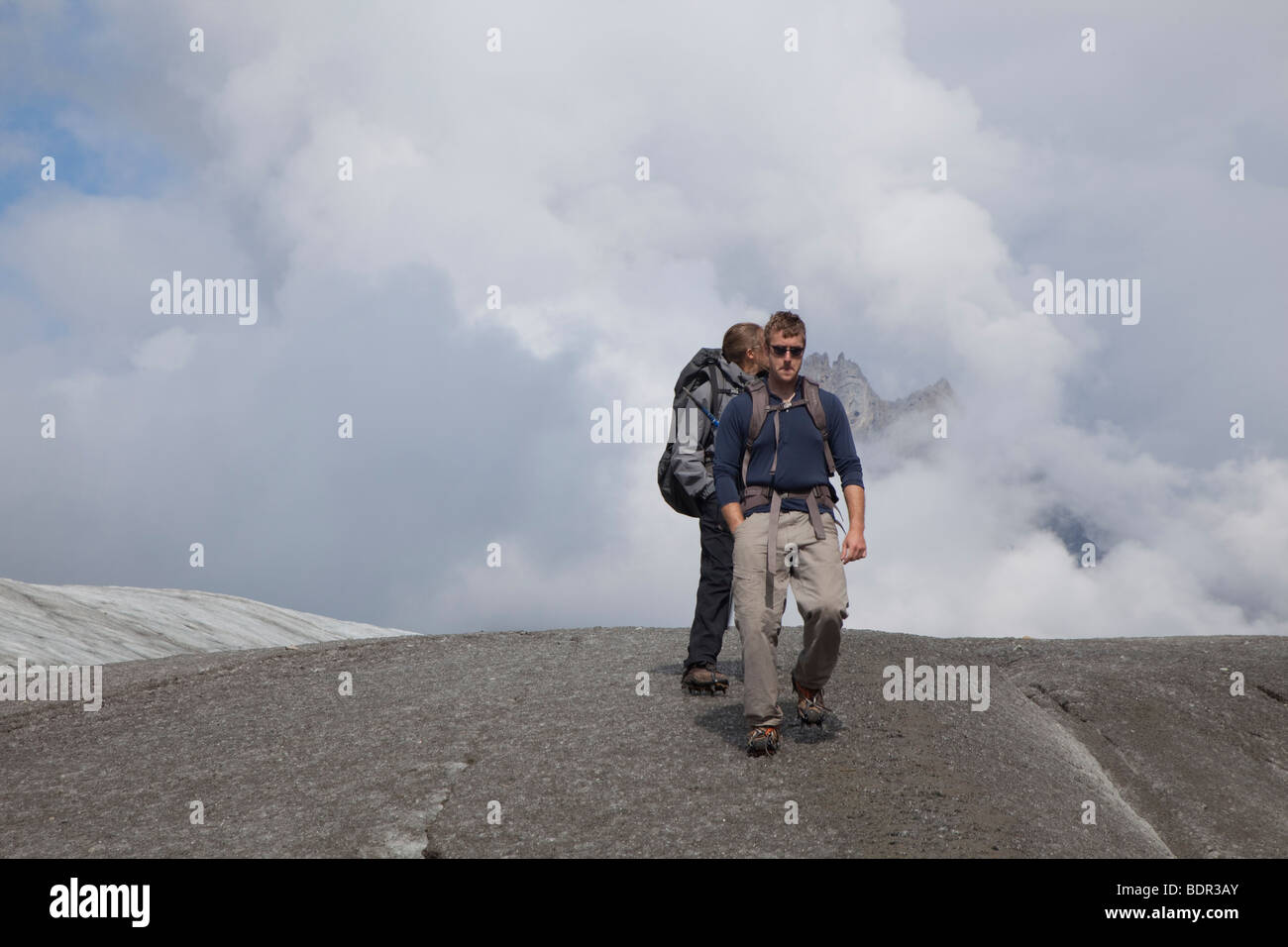 Kennicott, Alaska - Wanderer auf dem Root-Gletscher im Wrangell-St.-Elias-Nationalpark. Stockfoto