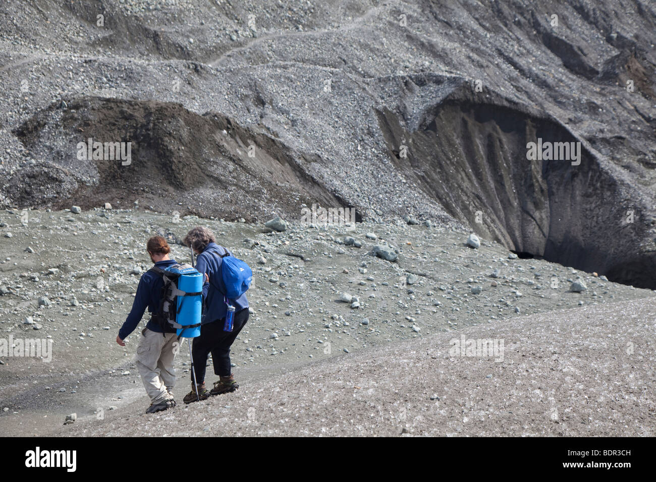 Ein Leitfaden hilft ein Wanderer einen steilen Abschnitt auf dem Root-Gletscher im Wrangell-St.-Elias-Nationalpark Abstieg. Stockfoto