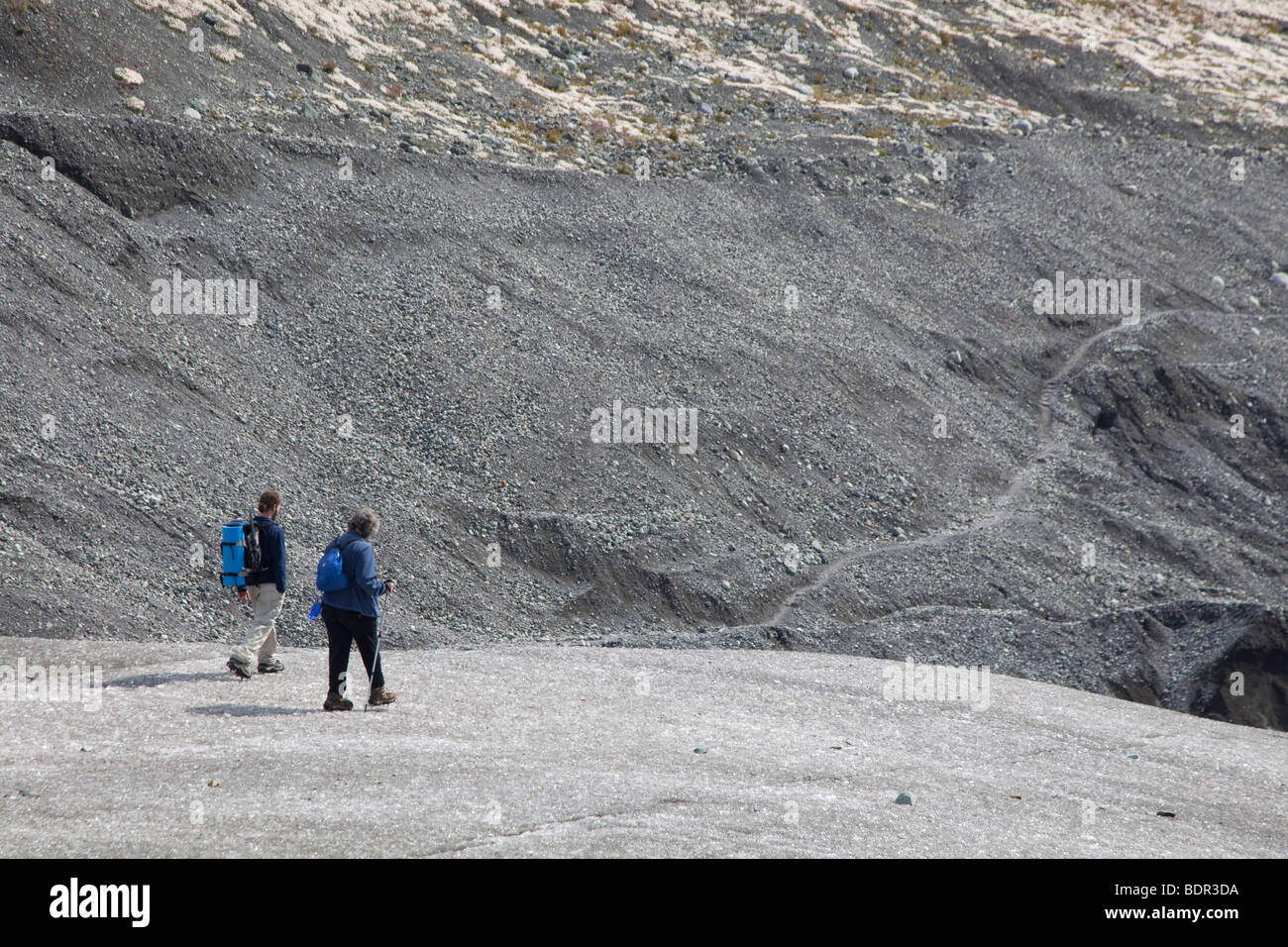 Kennicott, Alaska - ein Leitfaden und ein Client Wandern auf den Root-Gletscher im Wrangell-St.-Elias-Nationalpark. Stockfoto