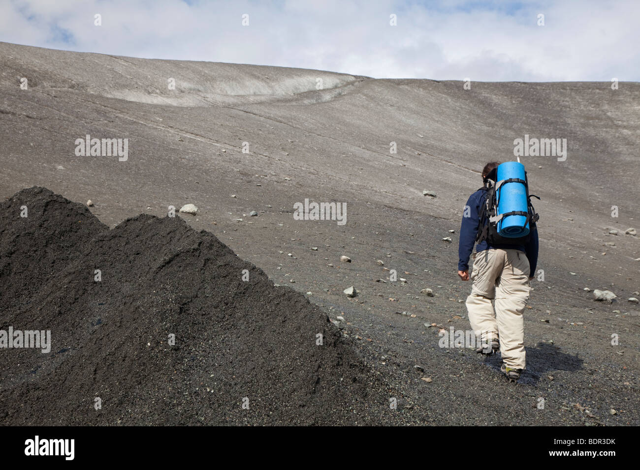 Kennicott, Alaska - ein Wanderer auf dem Root-Gletscher im Wrangell-St.-Elias-Nationalpark. Stockfoto