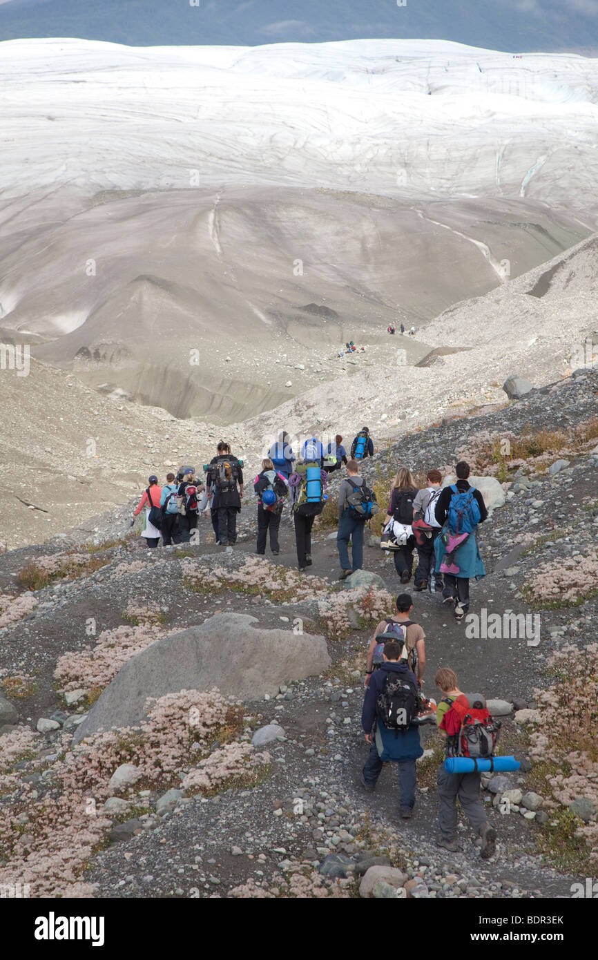 Menschen wandern in Richtung Wurzel Gletscher im Wrangell-St.-Elias-Nationalpark Stockfoto