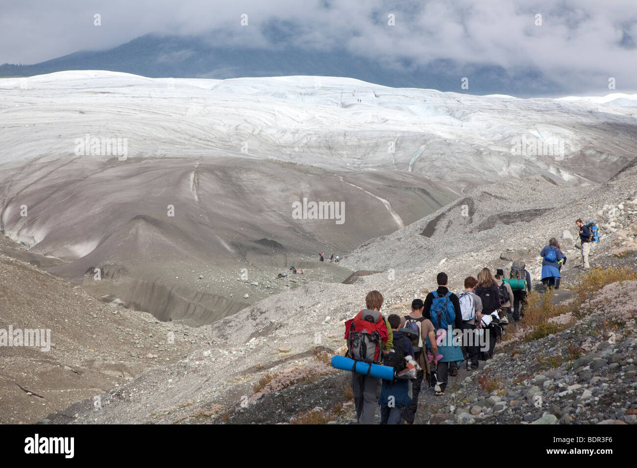 Menschen wandern in Richtung Wurzel Gletscher im Wrangell-St.-Elias-Nationalpark Stockfoto
