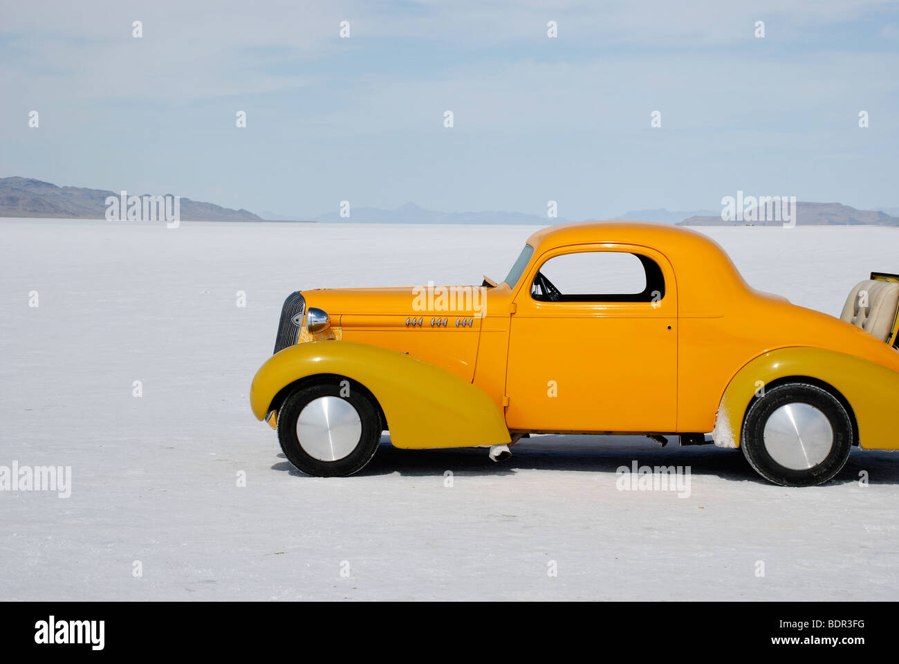 Gelbe Oldtimer Auto auf dem Salzsee von Bonneville, Utah, USA, Stockfoto