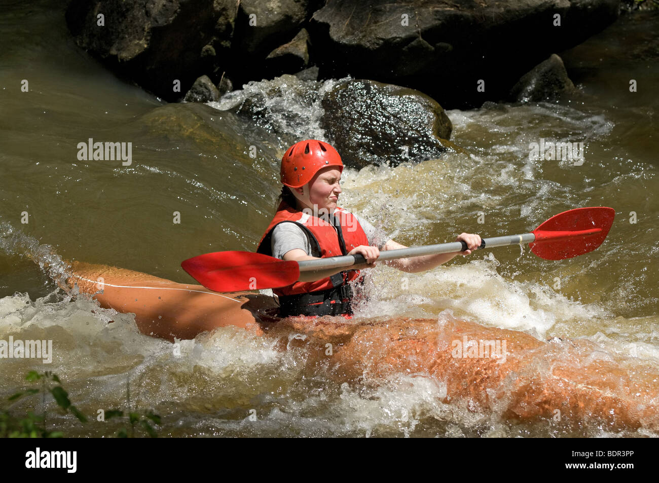 tolles Bild von einem Teenager-Mädchen-Wildwasser Kajak Stockfoto