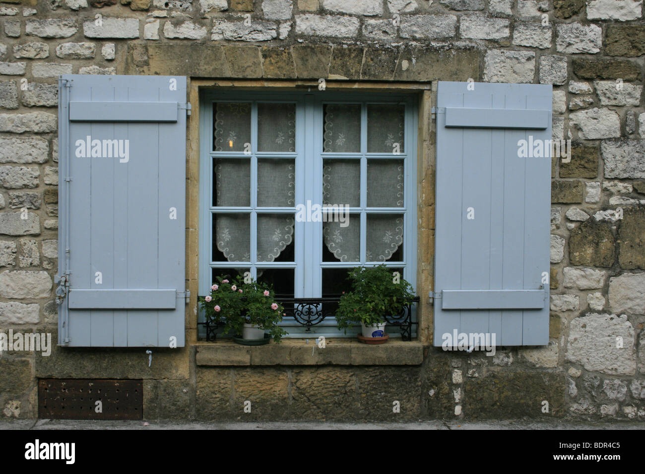 Nahaufnahme eines traditionellen Französisch-Fensters in der Bastide Monpazier, Frankreich Stockfoto