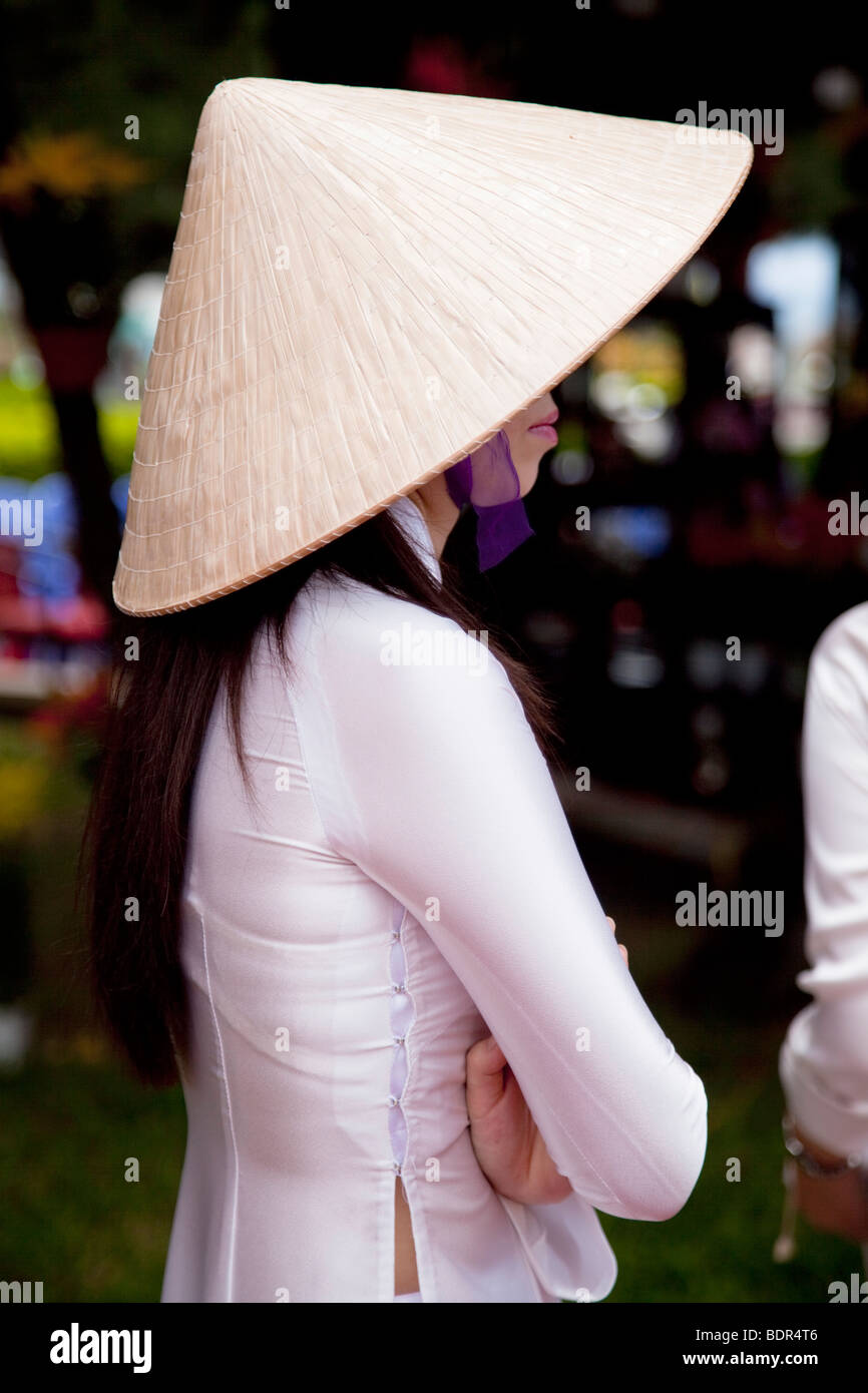 Vietnam Frauen in vietnamesischen Trachtenmode Stockfoto